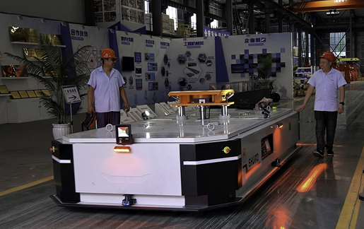 30T 牽引 AGV 在物流行業(yè)優(yōu)勢(shì)顯著，具備強(qiáng)大負(fù)載、精準(zhǔn)導(dǎo)航、自動(dòng)化作業(yè)、適應(yīng)復(fù)雜環(huán)境、節(jié)省人力、便于集成以及安全性能突出等優(yōu)勢(shì)，助力物流高效運(yùn)作。